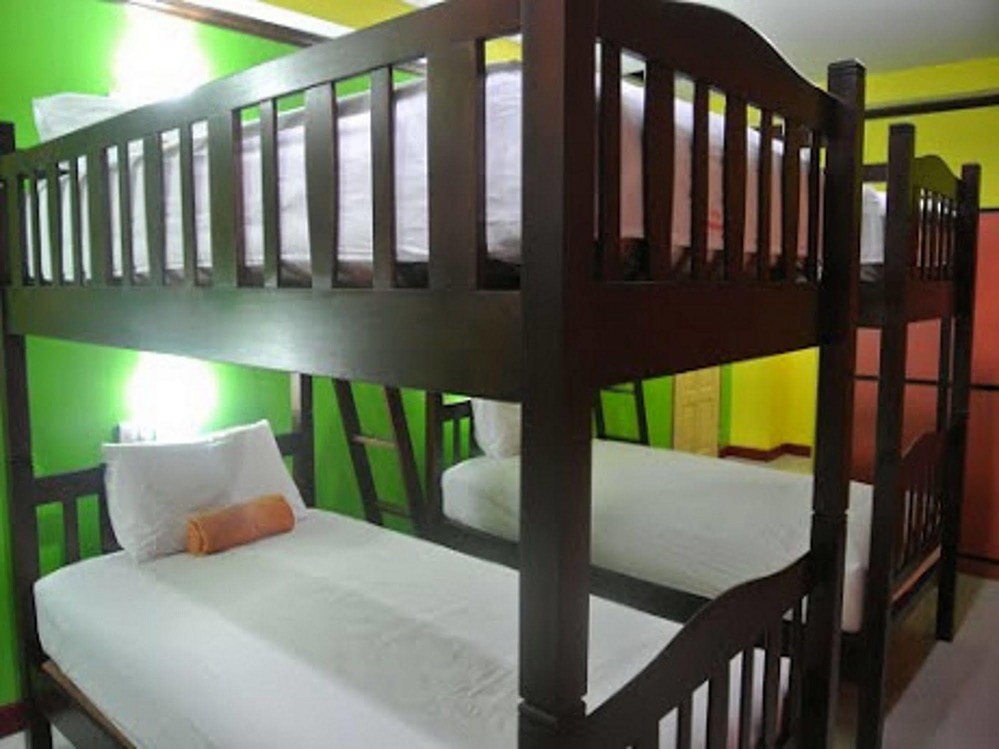 Silla Patong Hostel Exterior foto